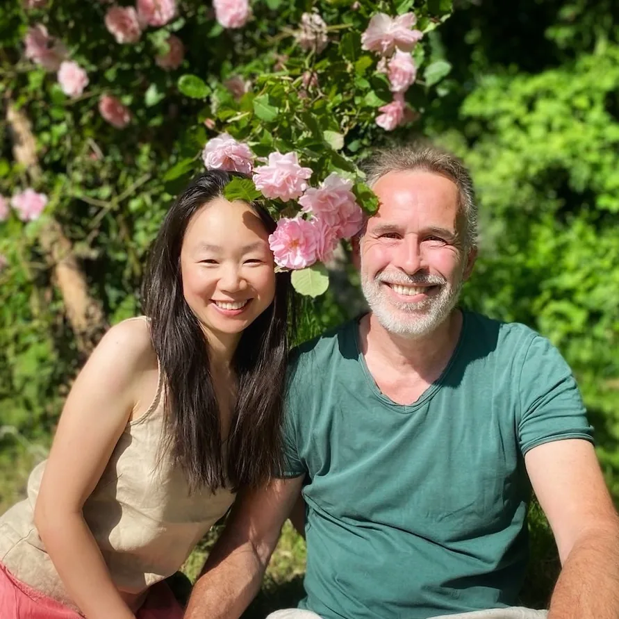 Porträt von Yun und Till mit Rosen – Tantra-Coaching und Einzelsessions in Frankfurt
