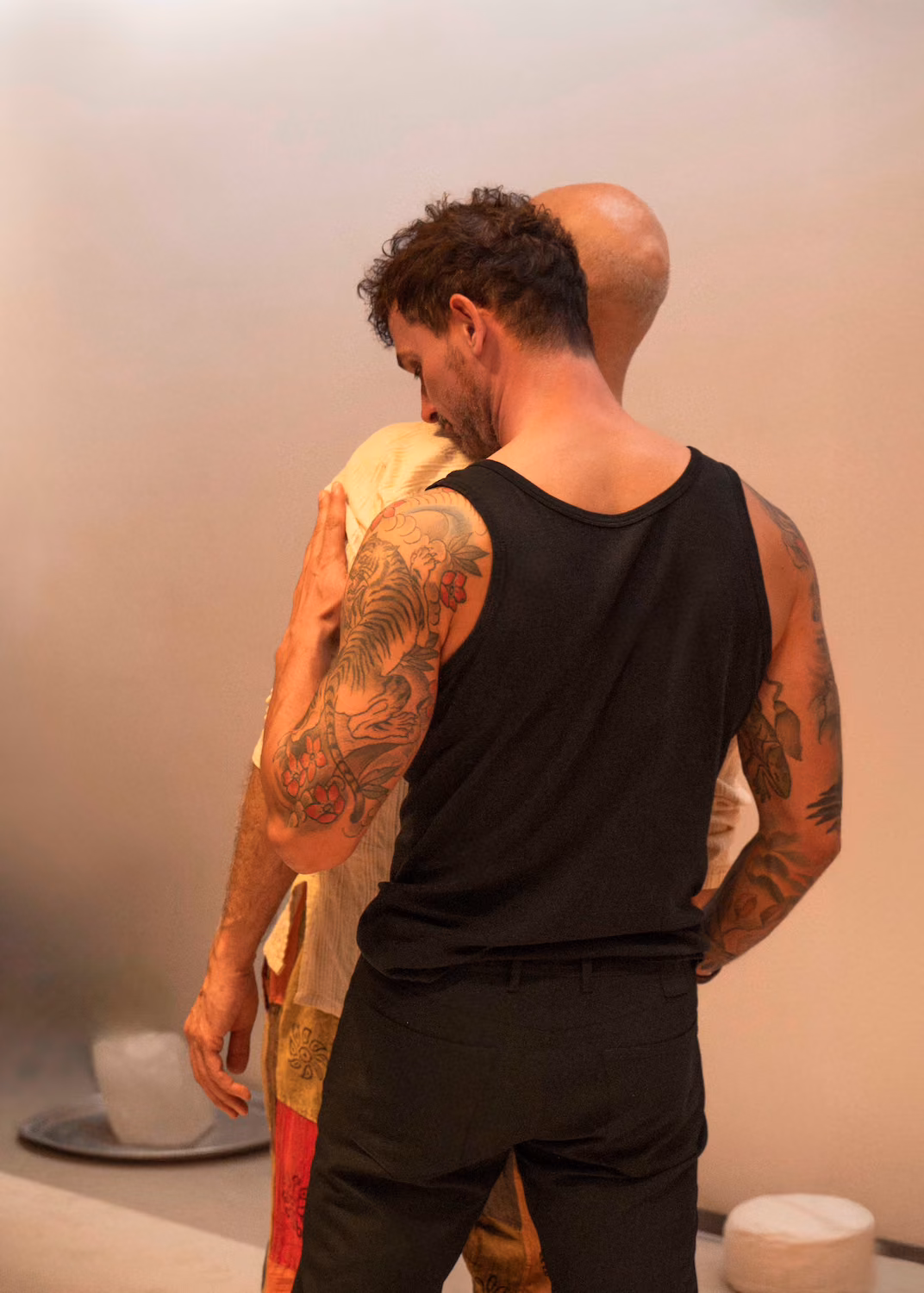 Männer in Begegnung im Tantra-Seminar in Frankfurt